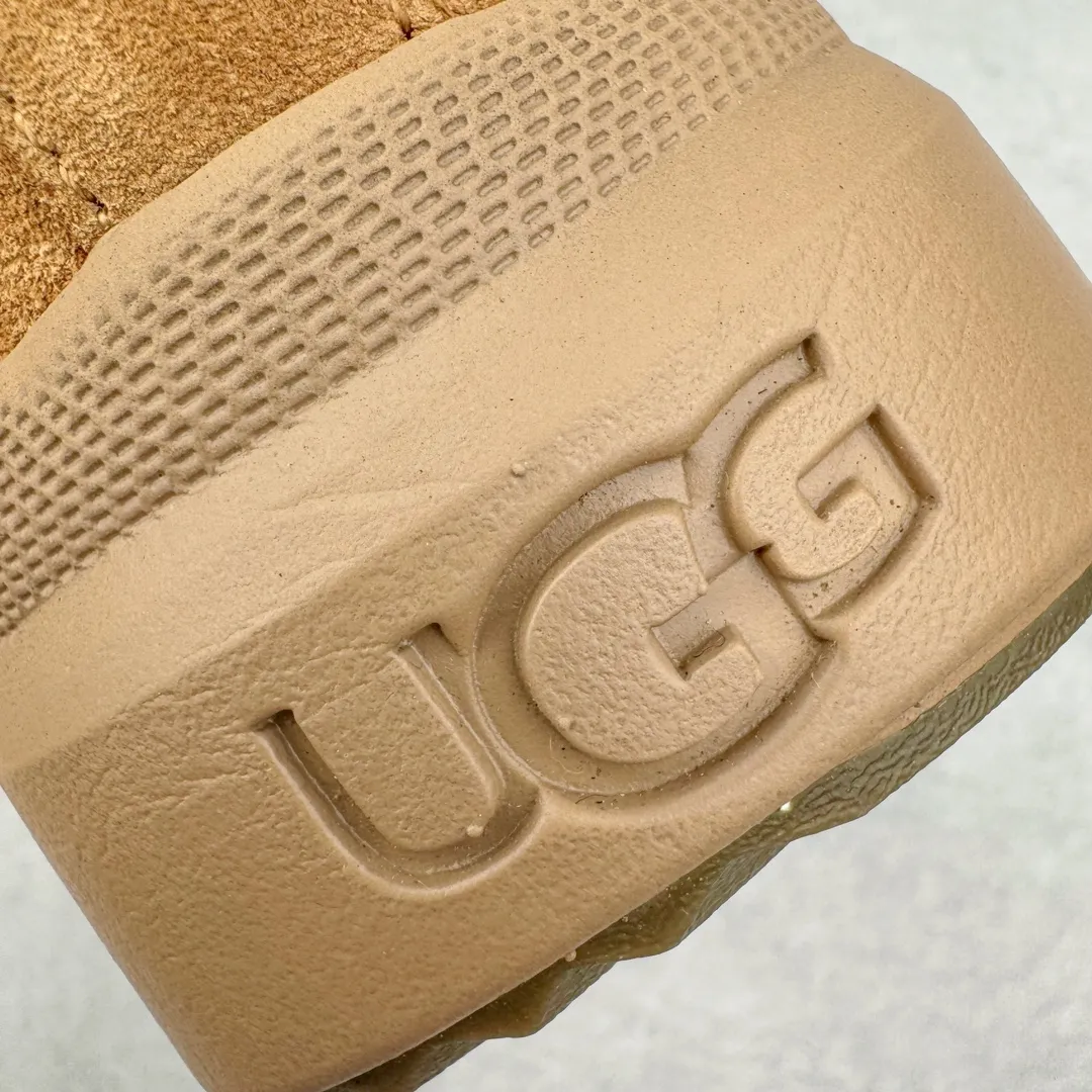 Pick up locally 💰640 UGG 2050 Chelsea men's autumn and winter sheepskin and fur integrated snow boots. All shoes are made from the same factory as ZP. Longfeng A-grade Australian imported sheepskin and fur integrated men's boots. Brand OEM production line. Fully follow the ZP process. Original pattern maker of the OEM. Adhering to the principle of no original shoes and no development selection. Pay attention to every detail. The most authentic version on the market. TREADLITE "Light Wing" technology outsole. Lightweight/durable/flexible/pile size: 40 41 42 43 44 45 Coding: by3936050